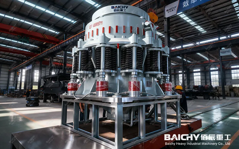 Конусная дробилка Symons В этой статье будут систематизированы типы и функциональные характеристики основных изнашиваемых деталей конусной дробилки Symons, подробно проанализированы ключевые факторы, влияющие на срок службы изнашиваемых деталей, приведены практические методы ежедневной идентификации и технического обслуживания, а также профессиональные рекомендации по выбору изнашиваемых деталей, которые помогут вам добиться эффективной и стабильной работы оборудования.